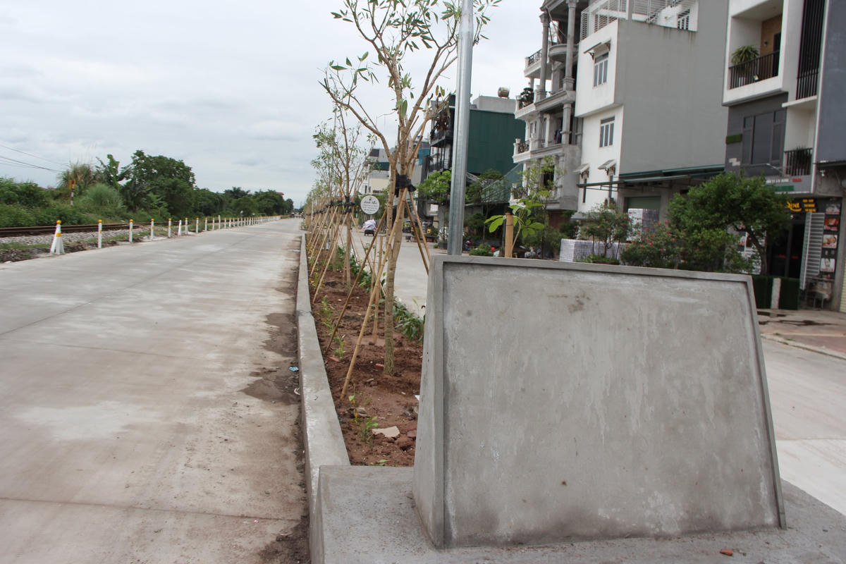 Hiện tại đoạn đường được xây dựng xây dựng xong, các trụ bê tông đầu hai đường được xây chắc chắn và trồng cây xanh.