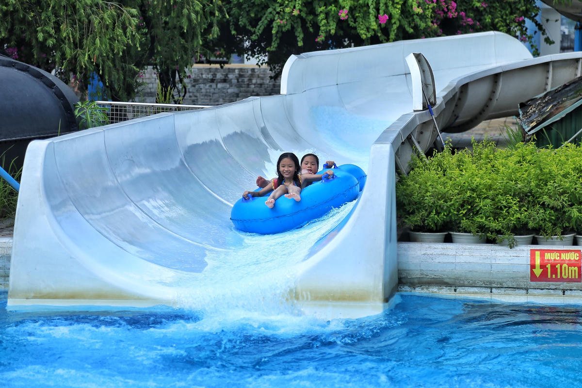 Hà Nội nắng như 'đổ lửa', người dân ùn ùn ra công viên nước giải nhiệt