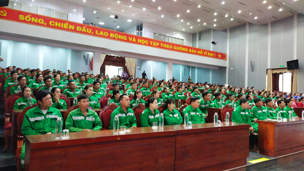 Công nhân lao động tỉnh Cà Mau dự buổi lễ trao quà Tết. 