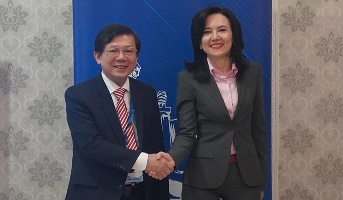 Phó Chủ tịch UBTƯ MTTQ Việt Nam Nguyễn Hữu Dũng và Chủ tịch Phòng Xã hội Liên bang Nga Lidiya Mikheeva. Ảnh: Xuân Hưng.