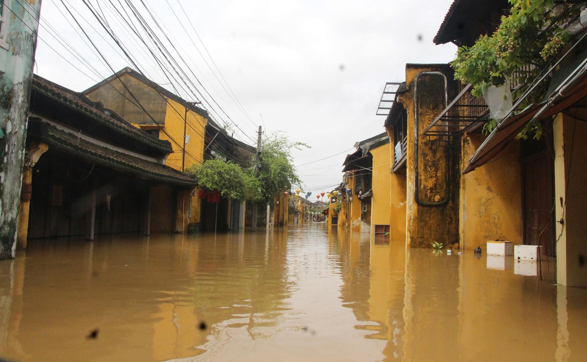 Tuyến đường Hoàng Văn Thụ, TP Hội An ngập nước sâu.