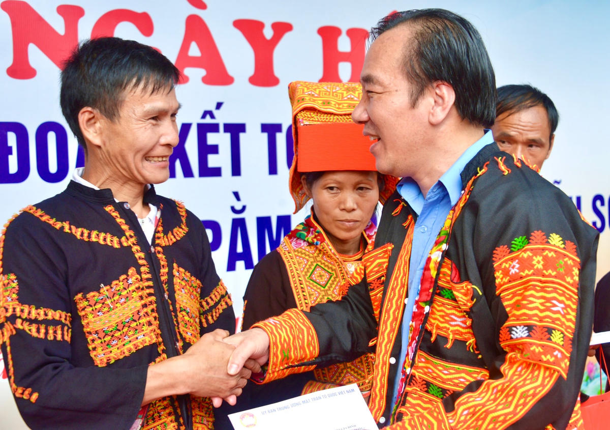 Chánh án Tòa án Nhân dân tối cao Nguyễn Hòa Bình và Phó Chủ tịch Ngô Sách Thực trao những món quà ý nghĩa tới đồng bào vùng cao, đặc biệt khó khăn của xã Mẫu Sơn.Người dân chung vui thi kéo co trong Ngày hội Đại đoàn kết toàn dân tộc.