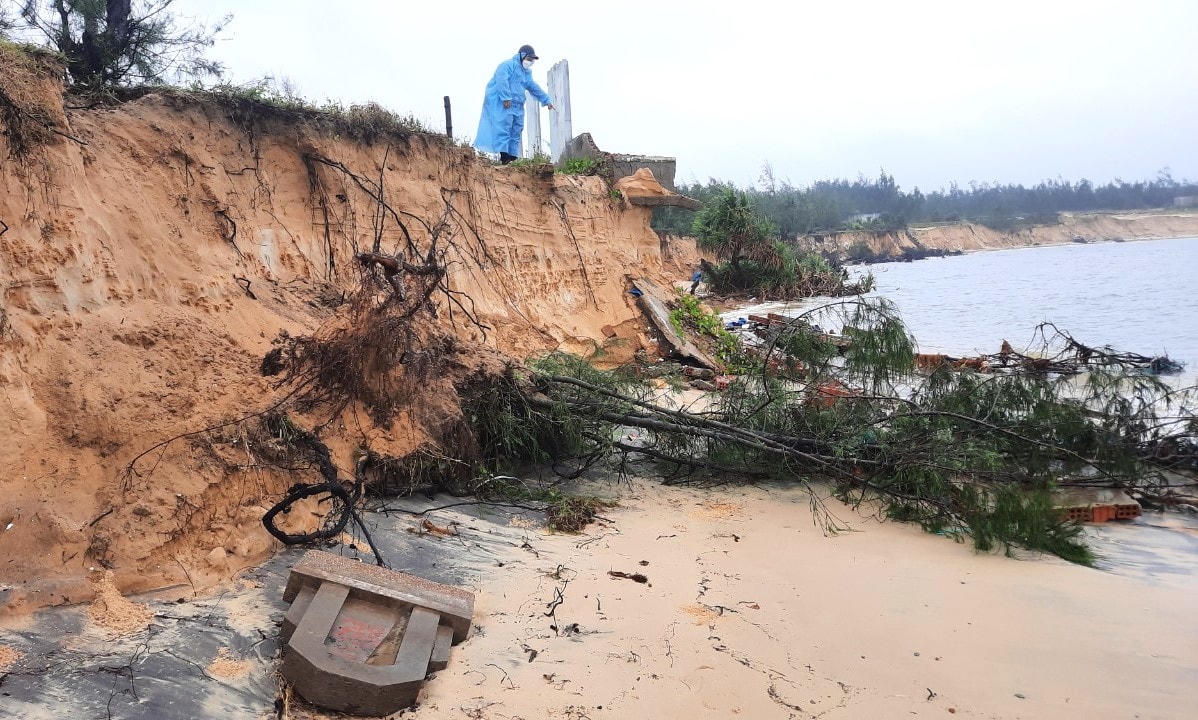 Xói lở khẩn cấp tại bờ biển Quảng Nam.