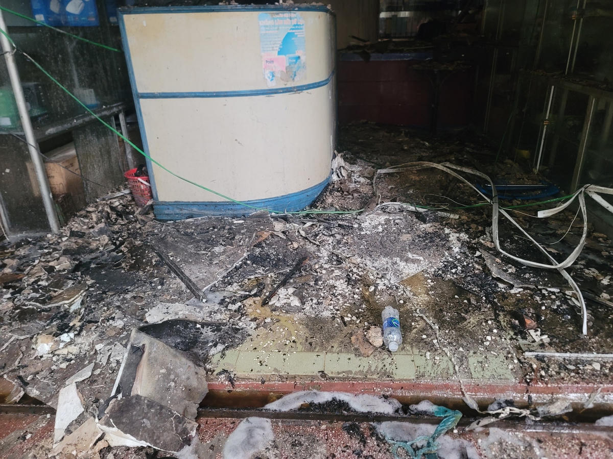 Cửa hàng gần như bị thiêu rụi hoàn toàn.
