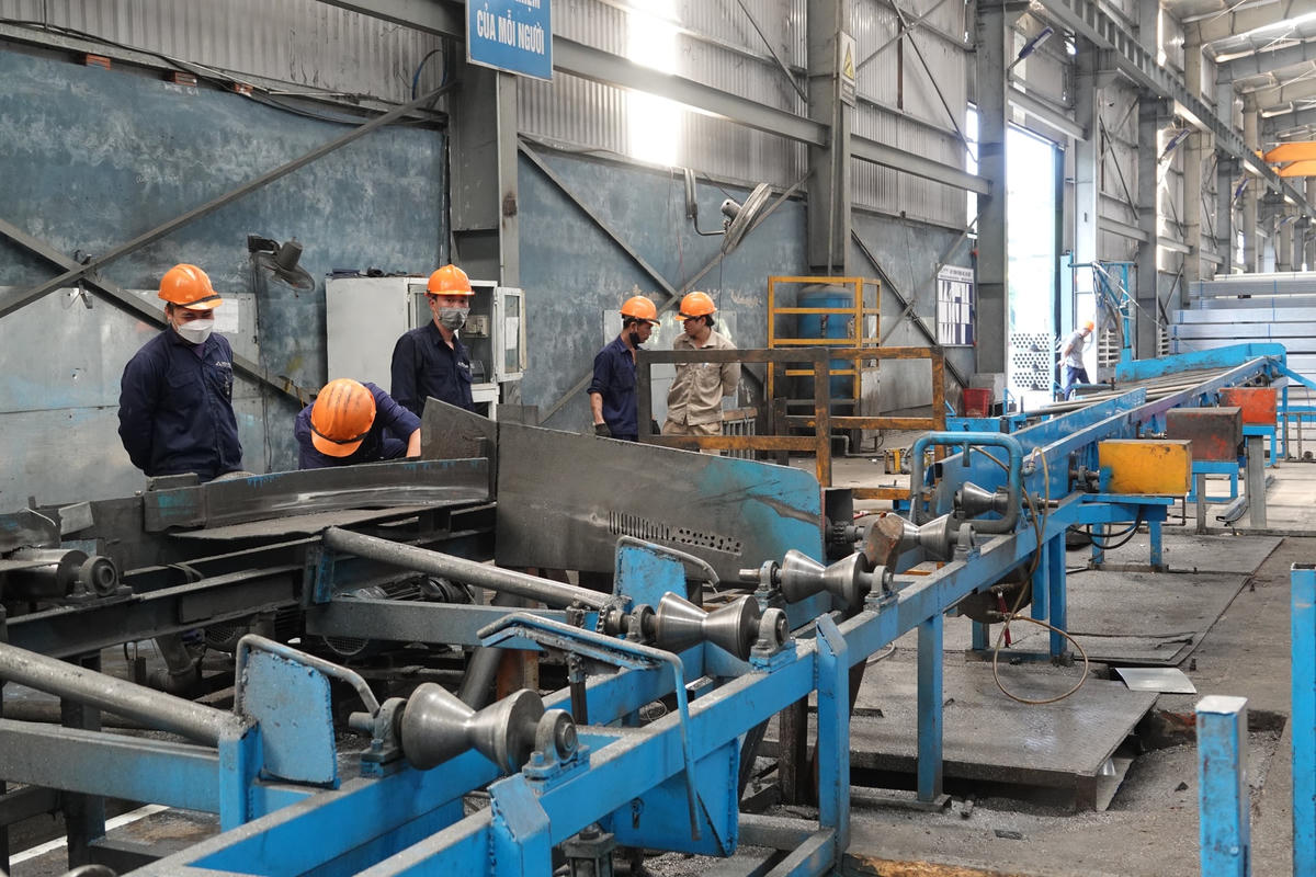 Hoạt động sản xuất kinh doanh tại Nhà máy ống thép Hòa Phát, KCN Hòa Khánh, quận Liên Chiểu. Ảnh: Ban quản lý KCNC&CKCN.