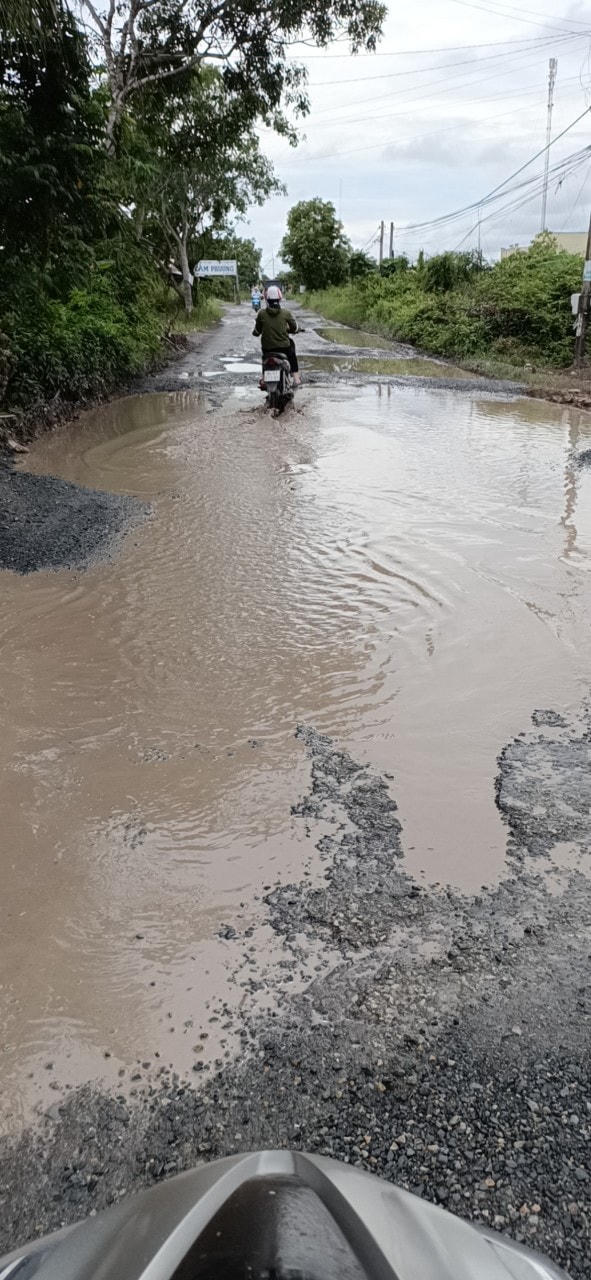 Mỗi khi trời mưa xuống, mặt đường lại biến thành ao nước, các cháu học sinh nhỏ ngày hai buổi đến trường phải khó khăn đạp xe qua lại trên con đường này.