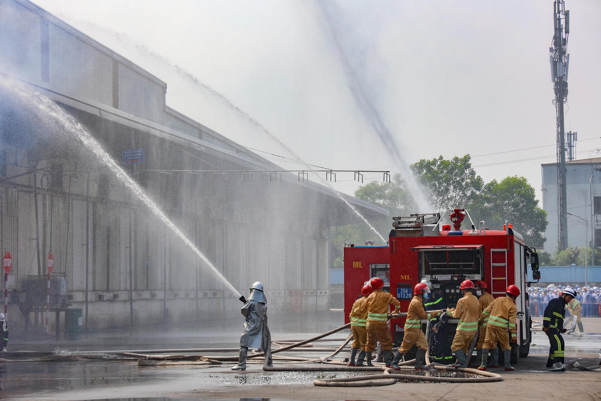 Lãnh đạo huyện Mê Linh cho biết, mật độ phát triển các KCN trên địa bàn là tín hiệu đáng mừng, tuy nhiên công tác phòng ngừa cháy, nổ không tốt thì sẽ gây thiệt hại không chỉ về người và tài sản, mà còn ảnh hưởng lớn đến an inh trật tư. Vì vậy, công tác PCCC tại các KCN, khu dân cư, nhà máy luôn được coi trọng. Để phong trào toàn dân tham gia PCCC thì mỗi người dân không chỉ là chiến sĩ chữa cháy, mà còn phải trở thành một tuyên truyền viên tích cực trong công tác an toàn PCCC.