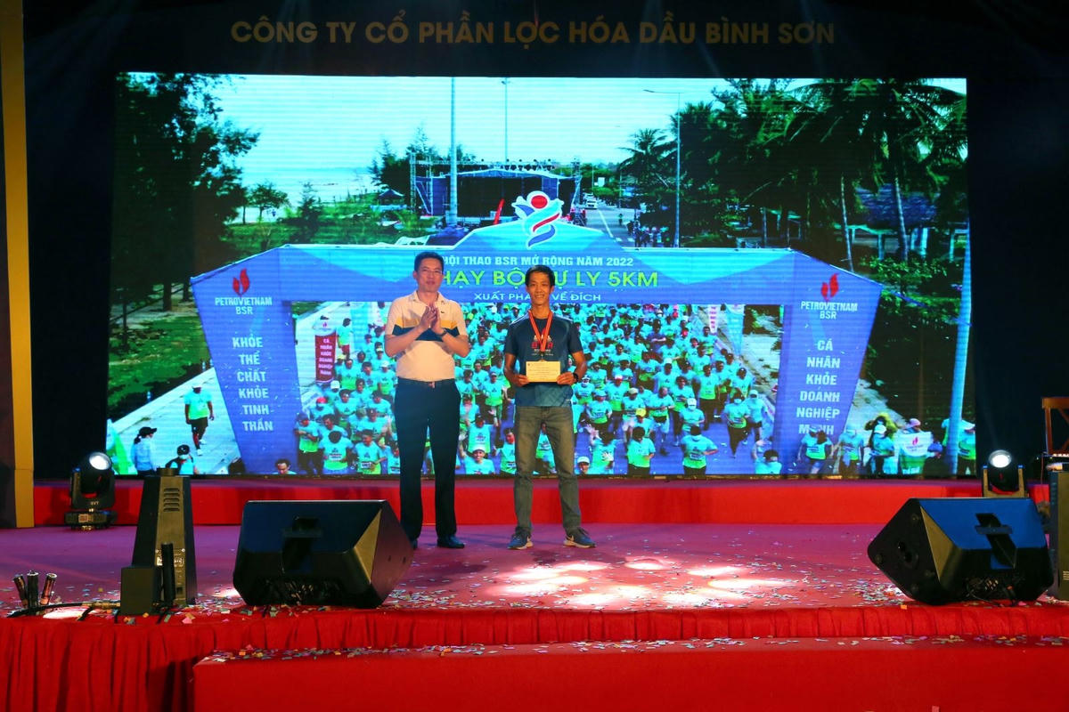 Trao giải cho các VĐV nam đạt thành tích cao nhất lứa tuổi dưới 40 tại giải chạy “BSR đoàn kết”.
