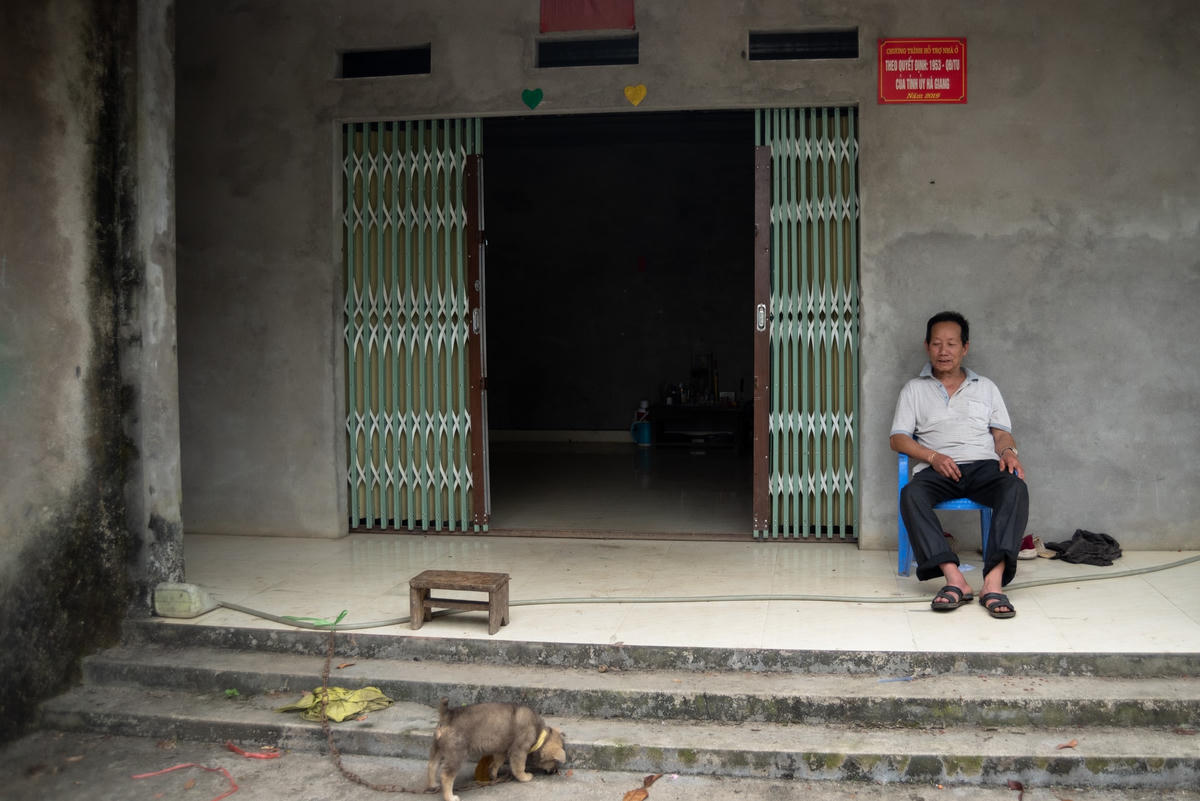 Ngôi nhà của ông bà ngoại em được xây dựng theo chương trình hỗ trợ nhà ở của Tỉnh uỷ Hà Giang. Ông của Lương đã gần 80 tuổi nên làm việc không được nhanh nhẹn và không biết nói tiếng Kinh..