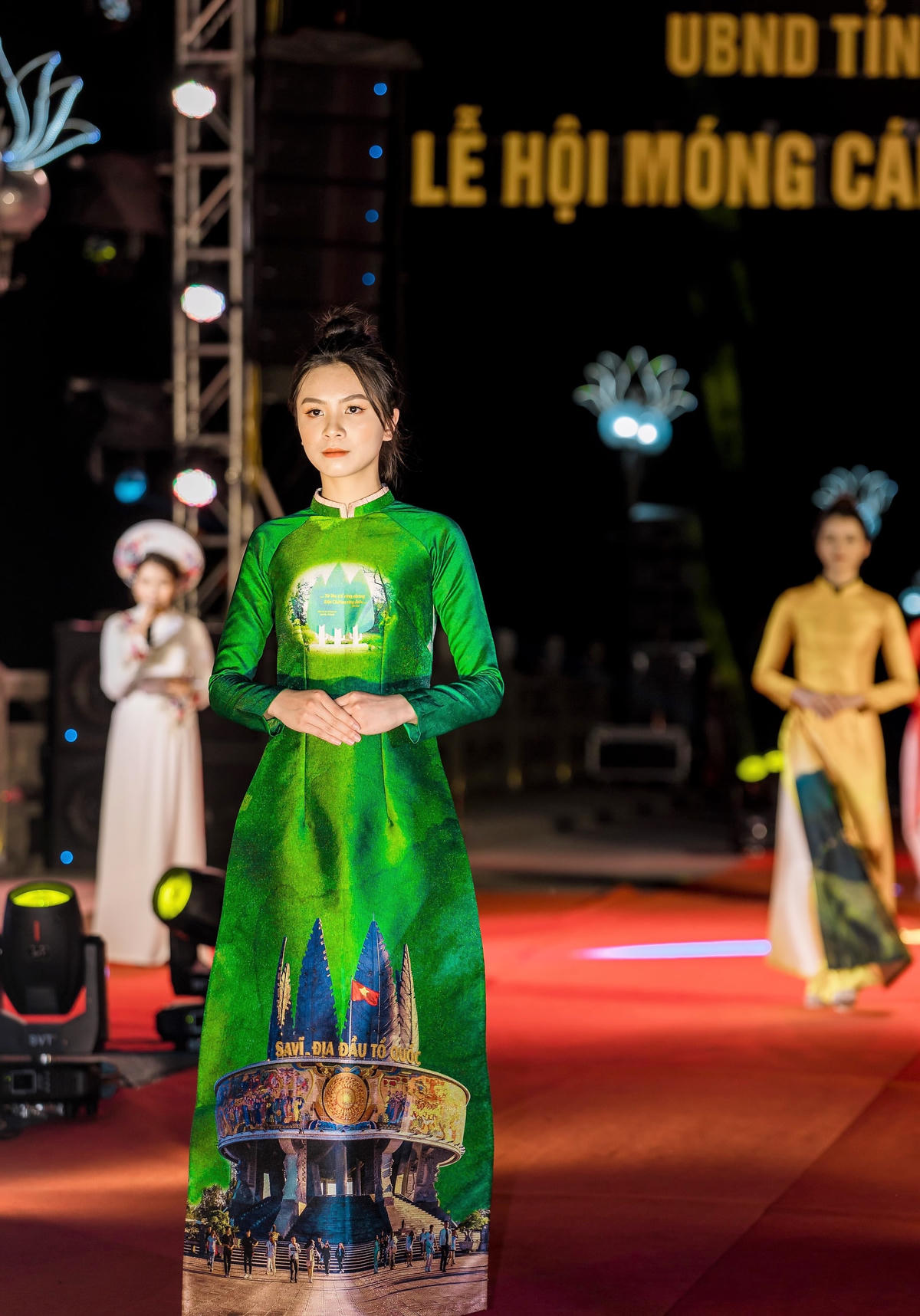 Đây là lần đầu tiên chương trình được tổ chức nhằm tôn vinh nét đặc sắc của trang phục áo dài Việt Nam, di sản văn hóa gắn với bộ sưu tập cảnh điểm du lịch "Dấu ấn nơi địa đầu Tổ quốc".