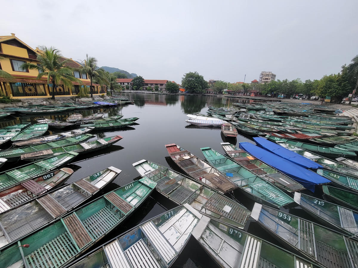 Tuy nhiên, sau 2 lần họp, hai bên vẫn chưa tìm được tiếng nói chung, và số người đồng ý ký hợp đồng với DN vẫn còn rất ít (chỉ khoảng 50 người).  