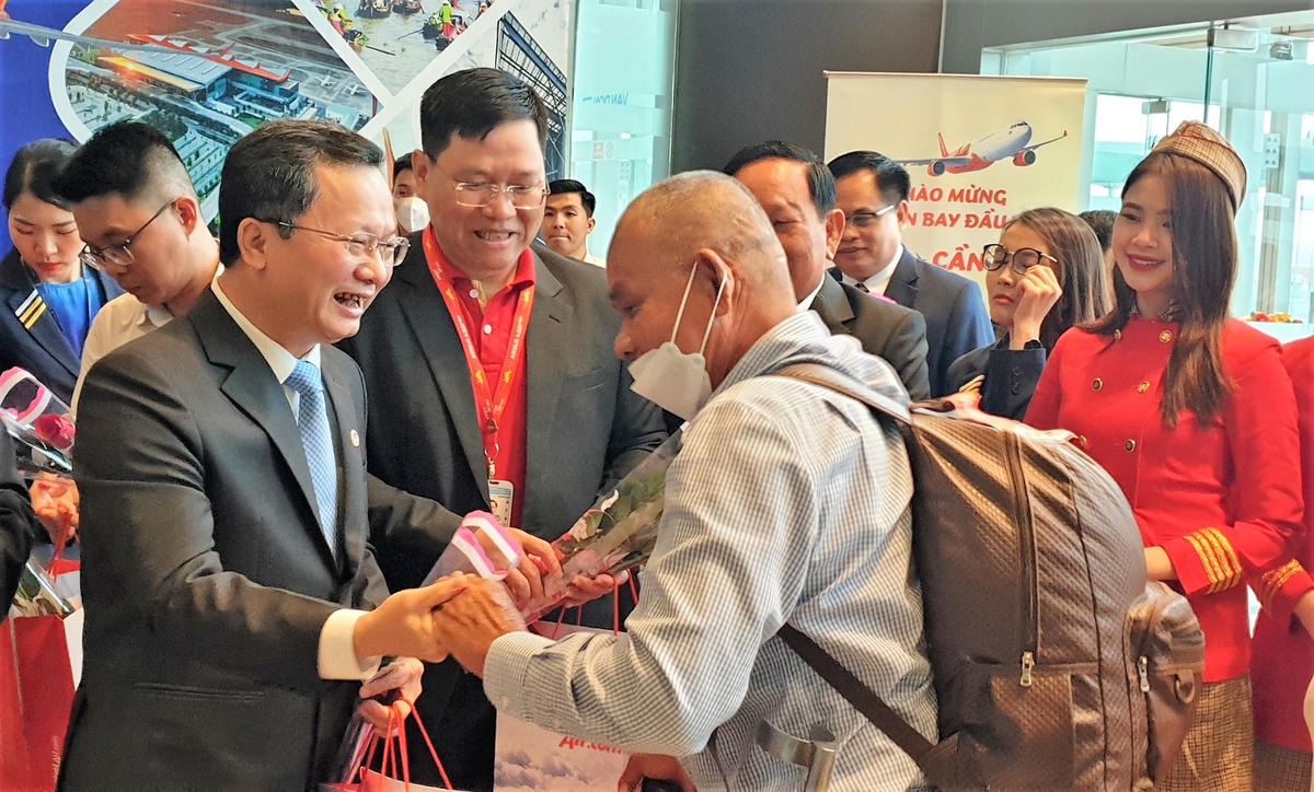 Quyền Chủ tịch UBND tỉnh Quảng Ninh Cao Tường Huy tặng hoa chúc mừng các hành khách từ Cần Thơ đến Quảng Ninh.