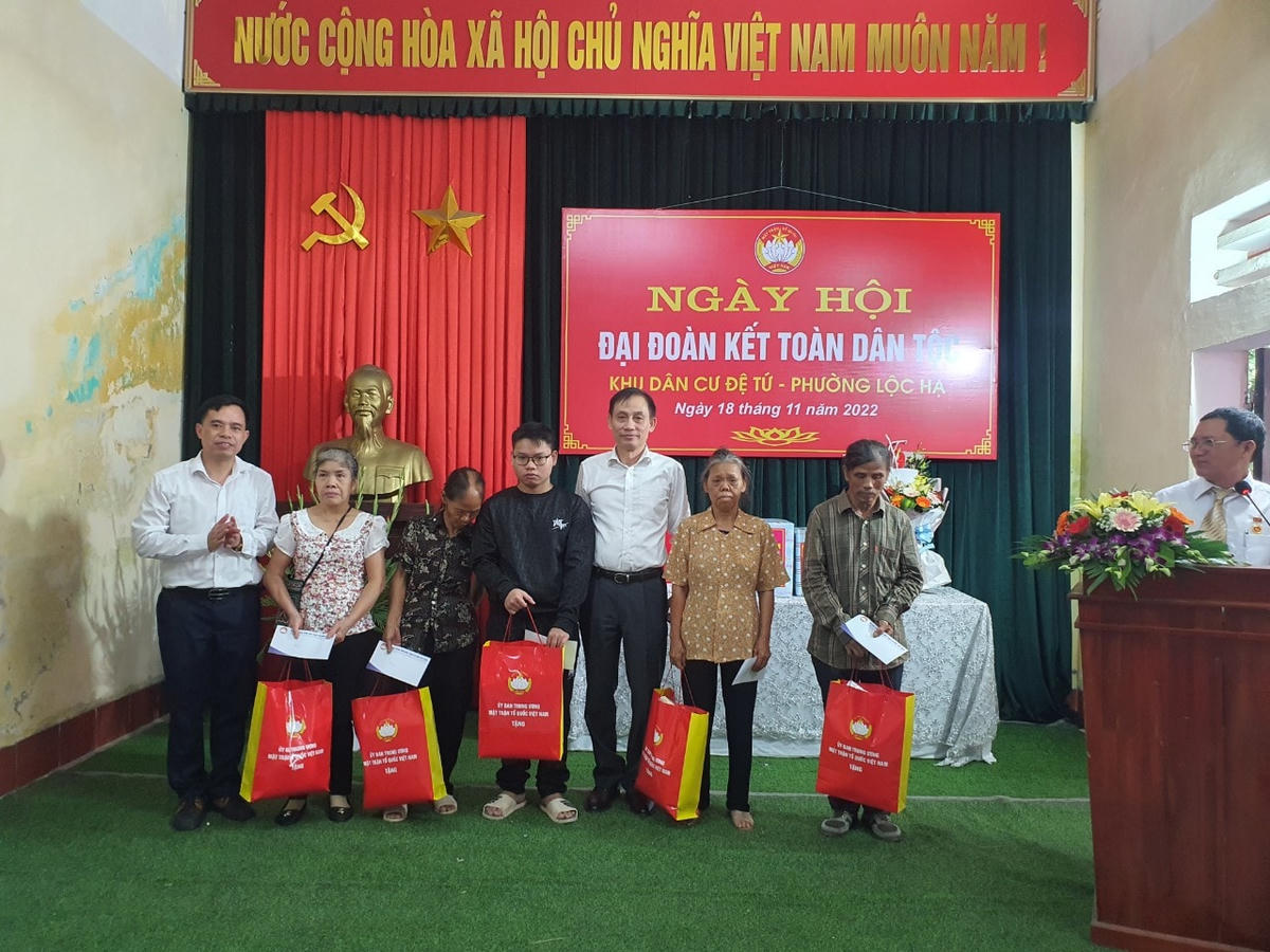 Trưởng ban Đối ngoại Trung ương, đại diện UBTƯ MTTQ Việt Nam tặng quà nhân dân địa phương.