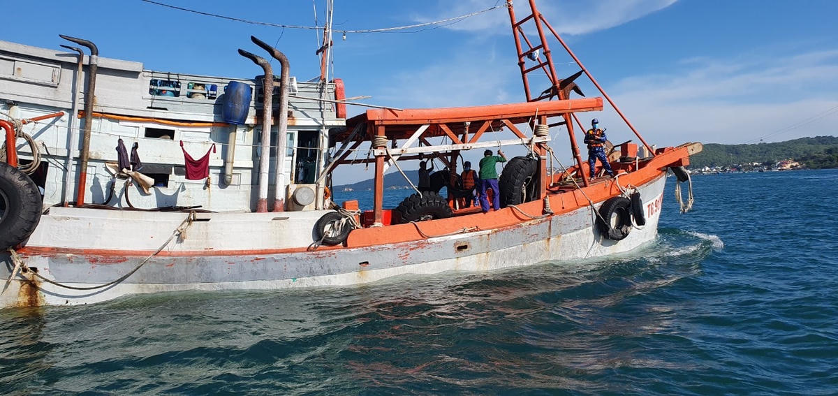 Tàu cá có hành vi chuyên chở gần 70.000 lít dầu DO không rõ nguồn gốc trên vùng biển Tây Nam. (Ảnh: Phan Hậu).