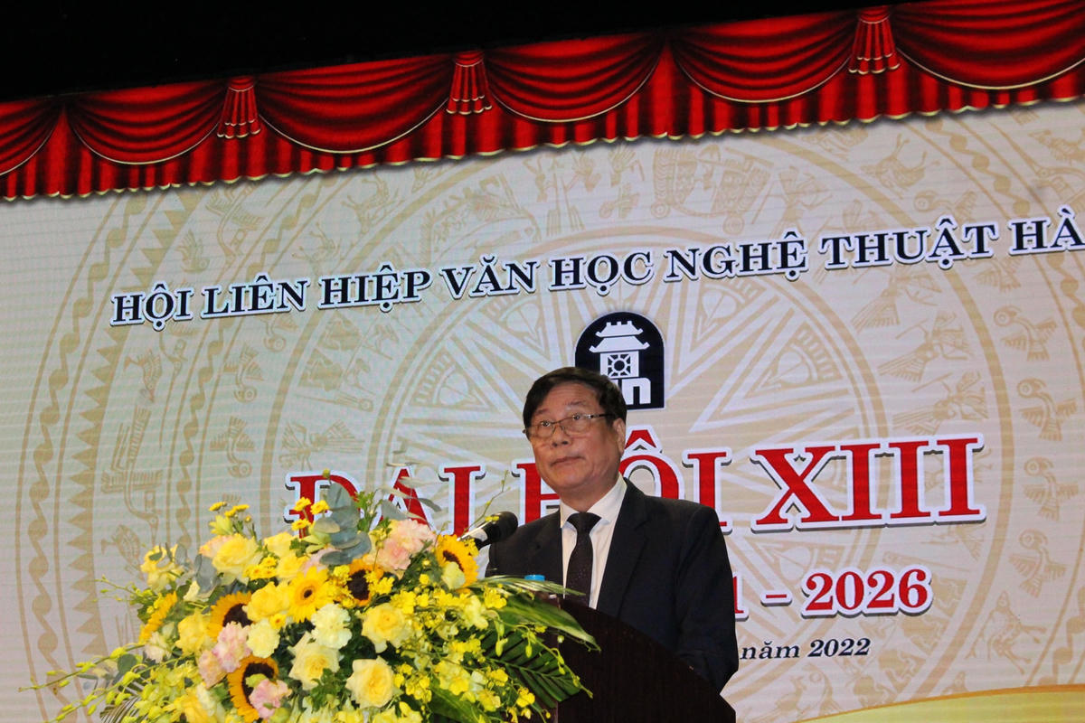 NSND Trần Quốc Chiêm, Chủ tịch Hội liên hiệp VHNT Hà Nội phát biểu.