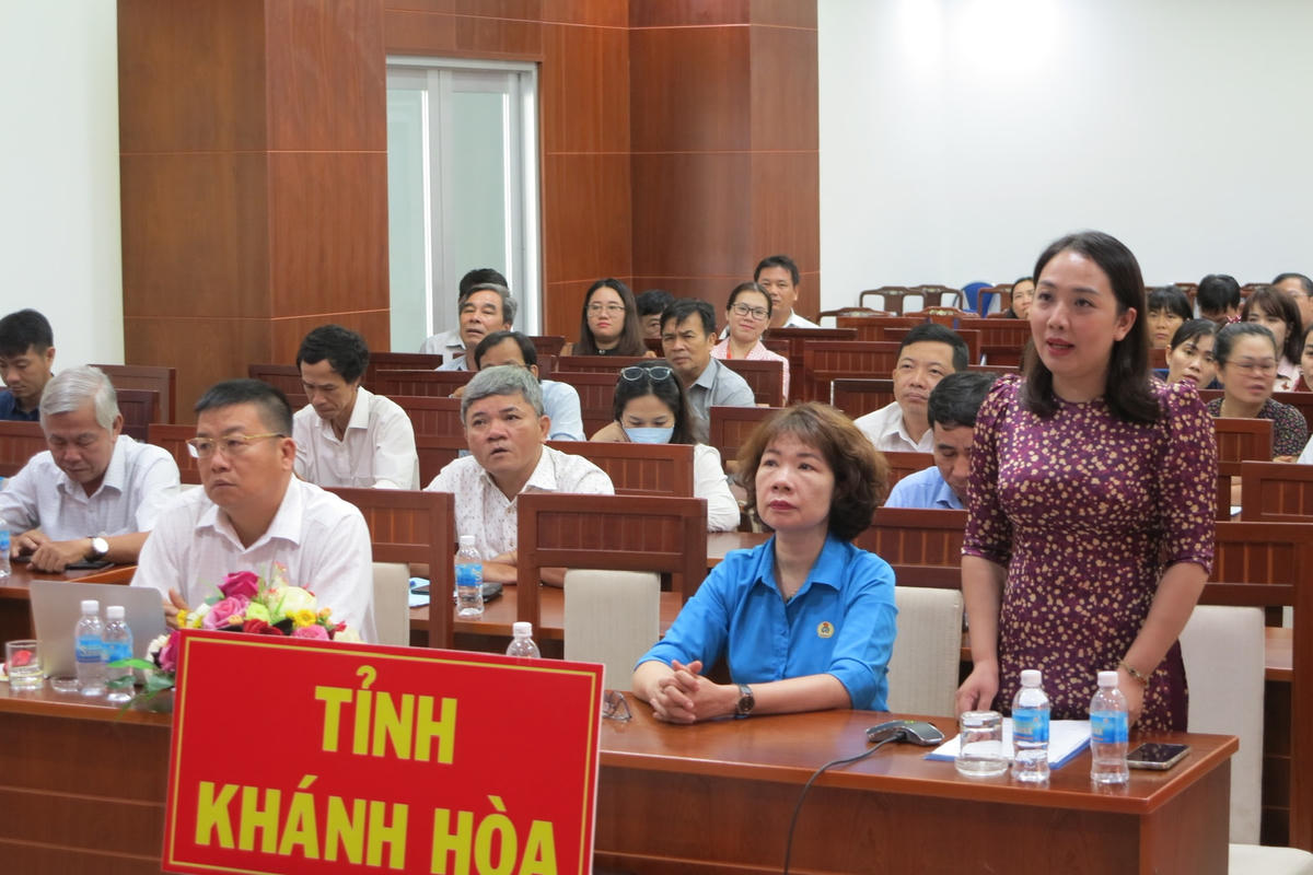 Cô Hoàng Hải Vân, Giáo viên Trường THCS Võ Thị Sáu (TP Nha Trang, Khánh Hòa) phát biểu tại sự kiện.