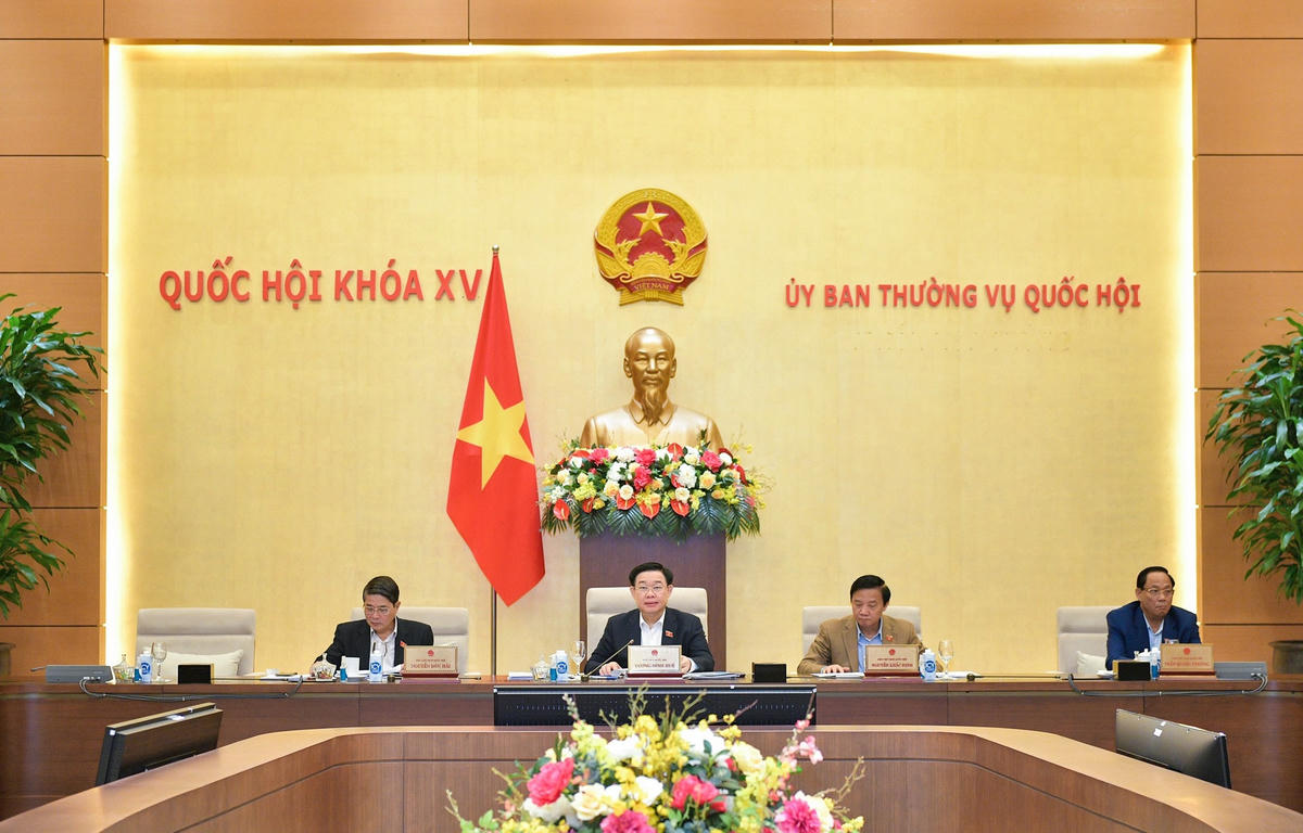 Chủ tịch Quốc hội Vương Đình Huệ chủ trì và điều hành phiên họp. Ảnh: Quang Vinh.