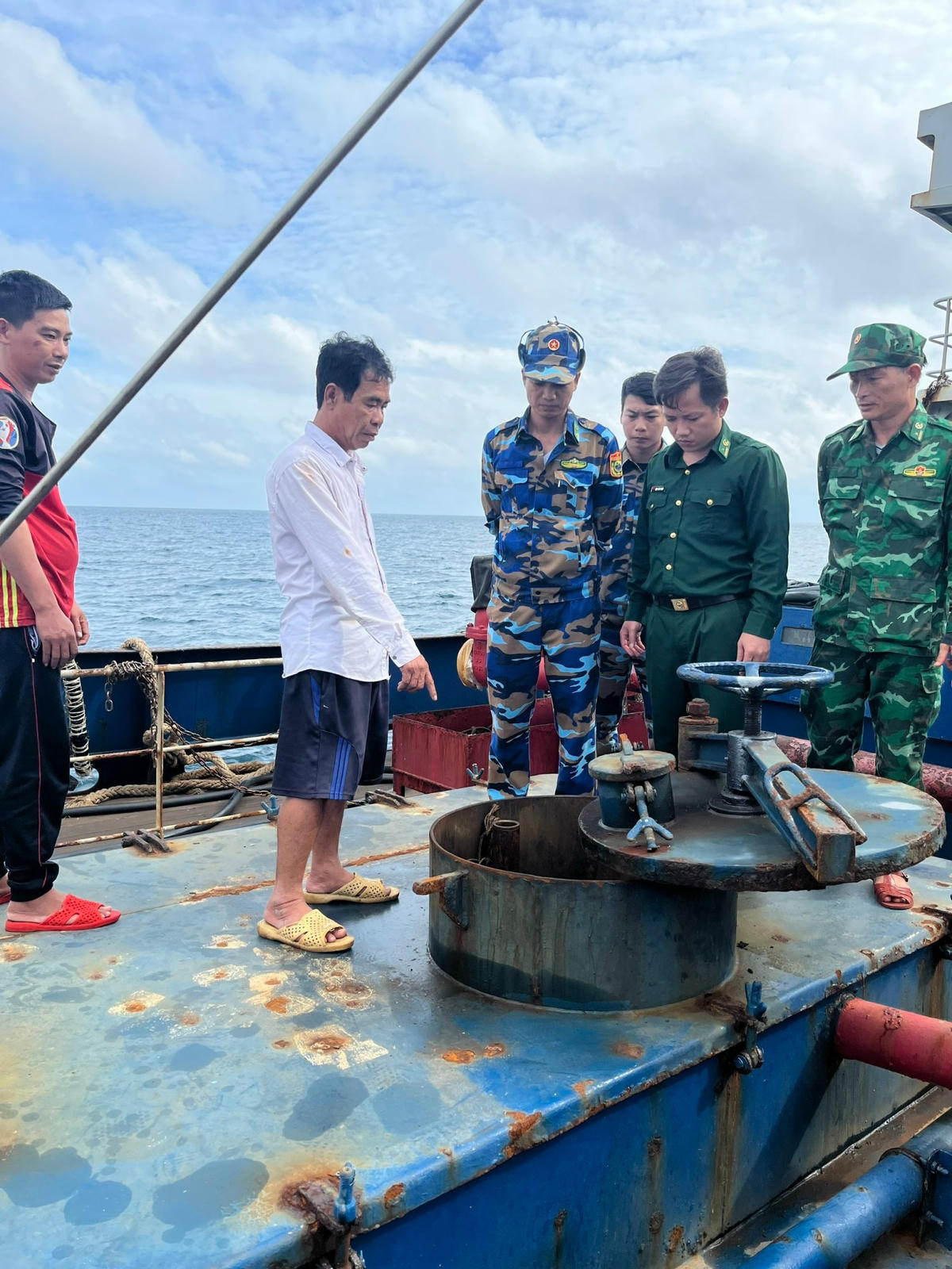 Bộ đội Biên phòng TPHCM vừa triệt phá một vụ vận chuyển trái phép dầu DO với khối lượng lớn. Ảnh: Đức Thắng.