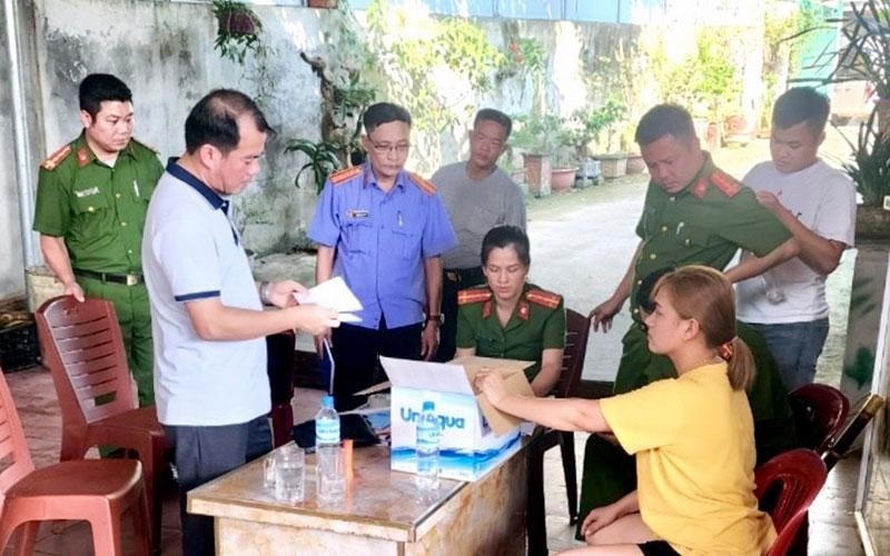 Cơ quan Cảnh sát điều tra Công an tỉnh Tuyên Quang tiến hành khám xét nơi ở của đối tượng Phan Thị Hồng.