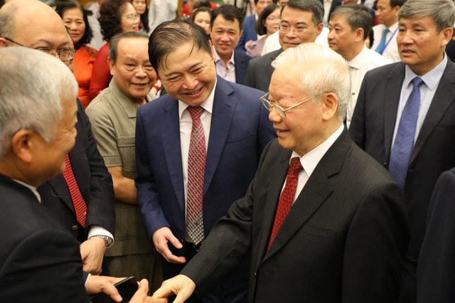 Tổng Bí thư Nguyễn Phú Trọng trao đổi với các trí thức, nhà khoa học đến dự lễ kỷ niệm 60 năm Chủ tịch Hồ Chí Minh gặp mặt đội ngũ trí thức và 40 năm Ngày thành lập Liên hiệp các Hội Khoa học và Kỹ thuật Việt Nam, ngày 24/3/2023. Ảnh: Anh Sơn.  