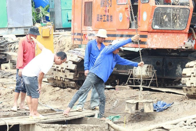 Công tác cứu hộ bé trai rơi xuống trụ bê tông sâu 35m vẫn đang ở mức cao nhất với những giải pháp được điều chỉnh thay đổi kịp thời.