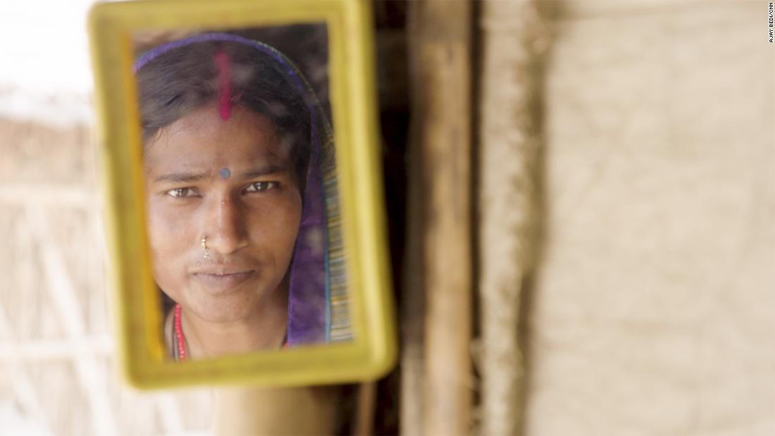 Mamta Kumari đã tìm thấy niềm an ủi thông qua dịch vụ đường dây nóng, nơi cho phép cô tiếp cận liệu pháp với cố vấn địa phương Swetanjali Jha. Ảnh: CNN.