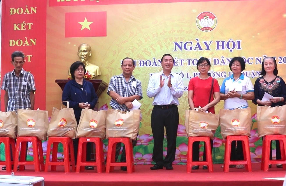 Trao quà hỗ trợ các gia đình có hoàn cảnh khó khăn trên địa bàn.