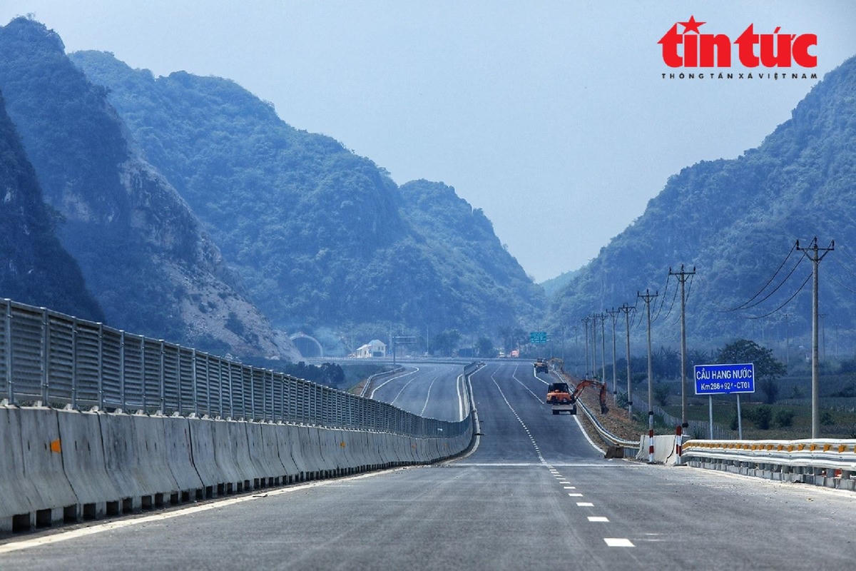 Đường dẫn vào hầm Tam Điệp trên cao tốc Mai Sơn - QL45 đã hoàn thành 99%.