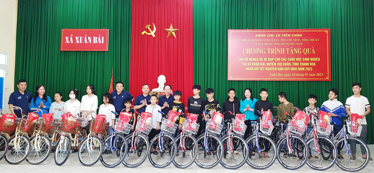 Cũng tại buổi lễ, Phó Chủ tịch - Tổng Thư ký UBTƯ MTTQ Việt Nam Lê Tiến Châu và Chủ tịch Ủy ban MTTQ Việt Nam tỉnh, Trưởng ban Dân vận tỉnh Thanh Hóa Phạm Thị Thanh Thủy đã trao xe đạp cho 30  cháu học sinh nghèo, có hoàn cảnh khó khăncủa xã Xuân Bái.
