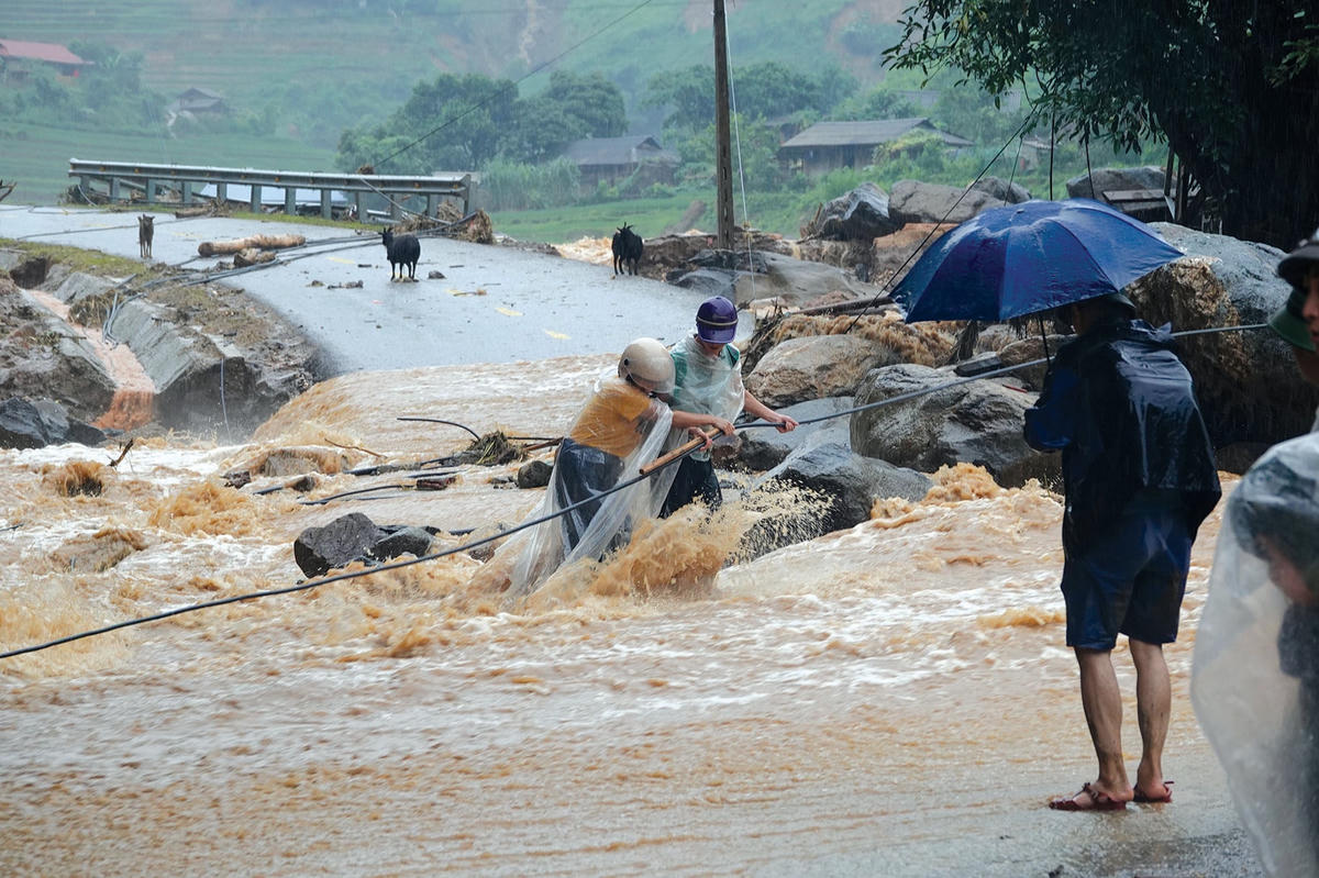 Tuyến đường vào xã Hồ Bốn bị tê liệt nhiều ngày.  