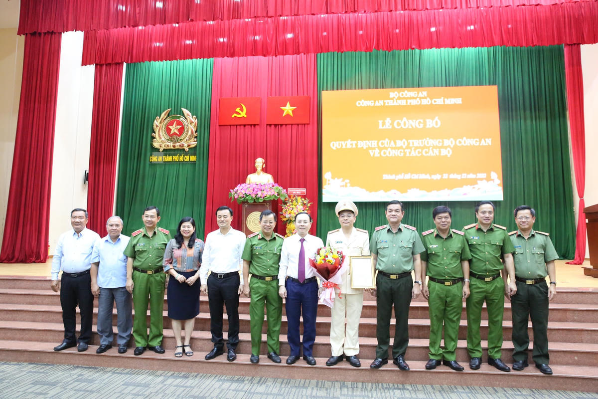 Đại diện lãnh đạo Bộ Công an, Công an TP HCM và Thành ủy TP HCM chụp ảnh lưu niệm tại lễ trao quyết định. (Ảnh: T.Lữ).