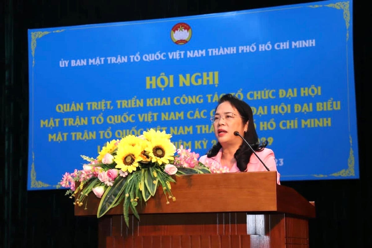 Bà Trần Kim Yến, Chủ tịch Ủy ban MTTQ Việt Nam TPHCM phát biểu tại hội nghị.
