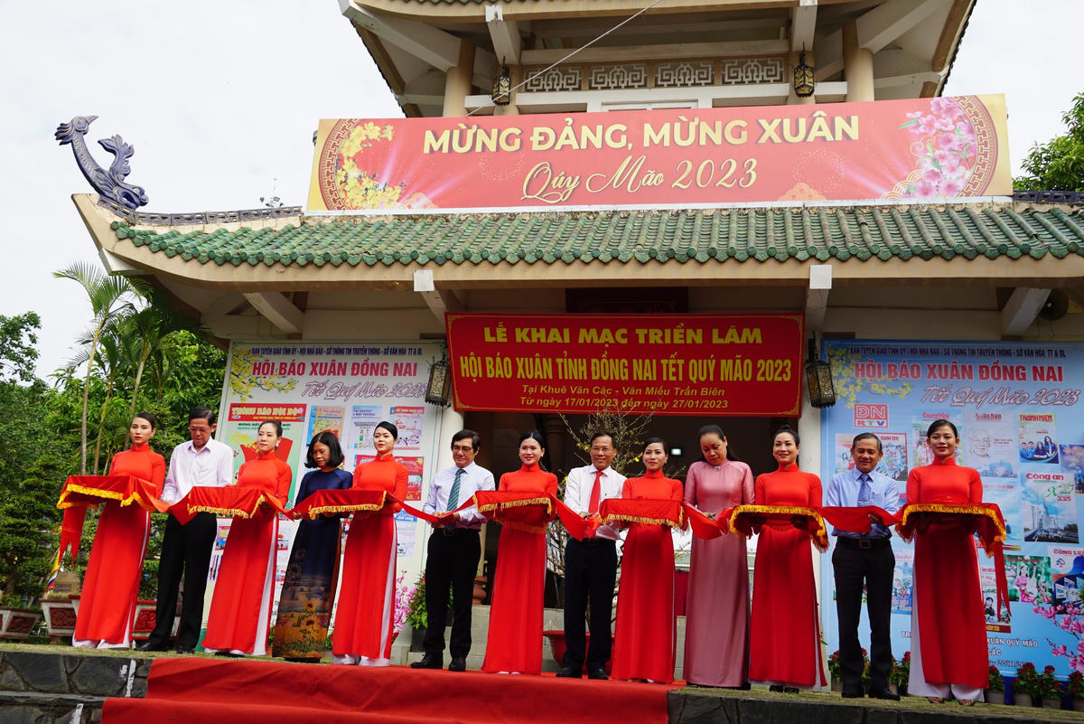 Các đại biểu cắt băng khai mạc triển lãm hội báo Xuân tỉnh Đồng Nai Tết Quý Mão 2023. Ảnh: Mạnh Thìn.