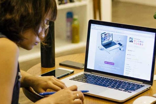 Người lao động có thể tìm việc làm ngay tại nhà mà không cần phải đến tận trung tâm giao dịch việc làm. Ảnh minh họa.