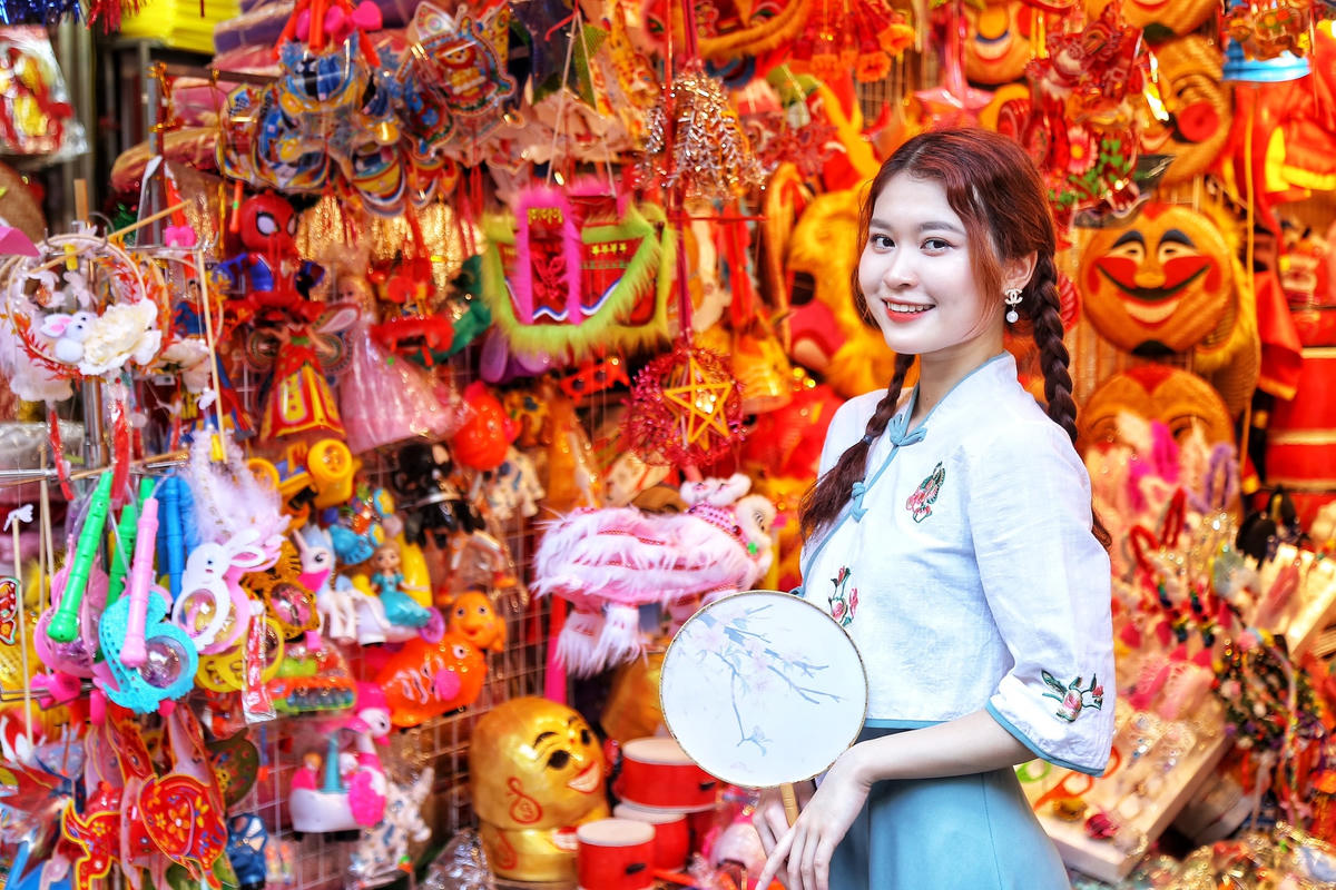 Bạn Tô Thị Thu Hằng, 23 tuổi chia sẻ, sau khi thấy phố Hàng Mã bắt đầu lung linh sắc màu bởi các loại mặt hàng trang trí cho dịp Tết Trung thu. Mình đã rủ thêm bạn bè lên đây để chụp ảnh, mua đồ về trang trí nhà trong dịp lễ này.