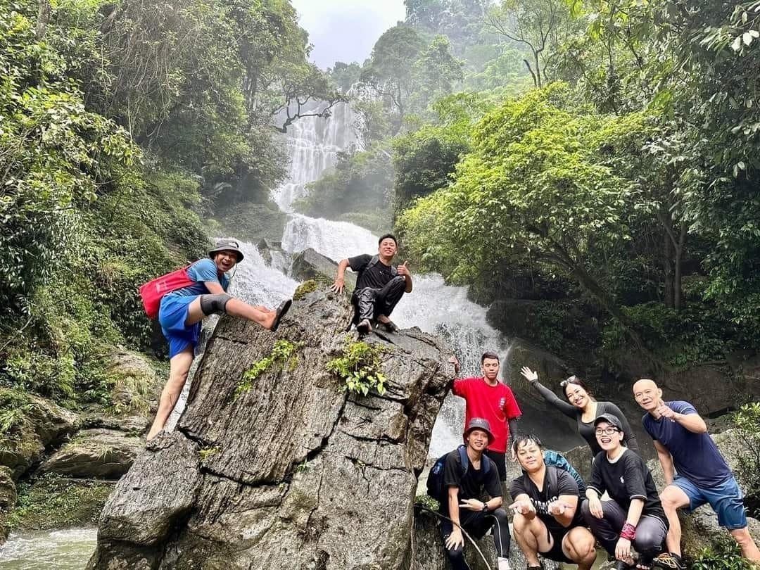Du khách đi bộ khám phá, trầm trồ thích thú, check-in tại thác Nặm Me, một trong những quần thể thác kỳ vỹ trong Khu du lịch sinh thái Na Hang - Lâm Bình.