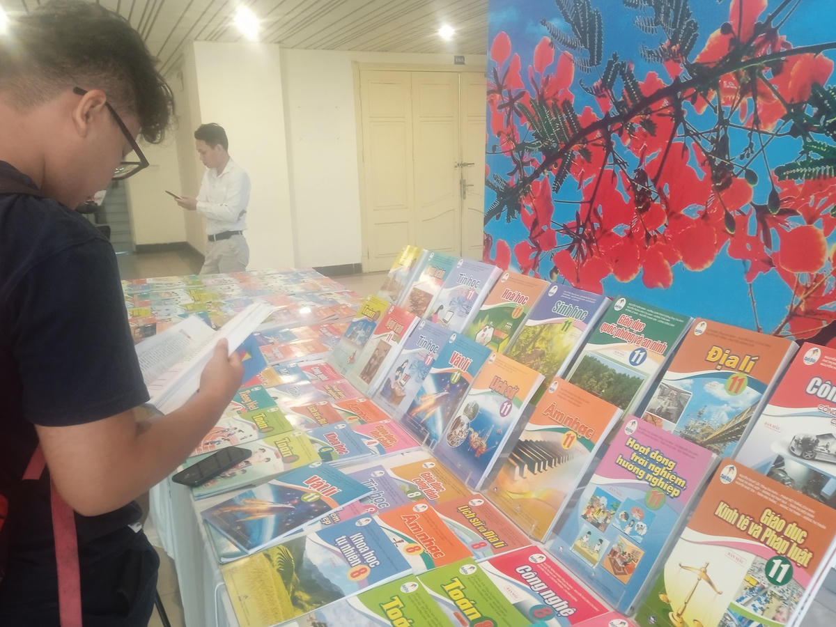 Sách giáo khoa mới được bày bán tại các hiệu sách.
