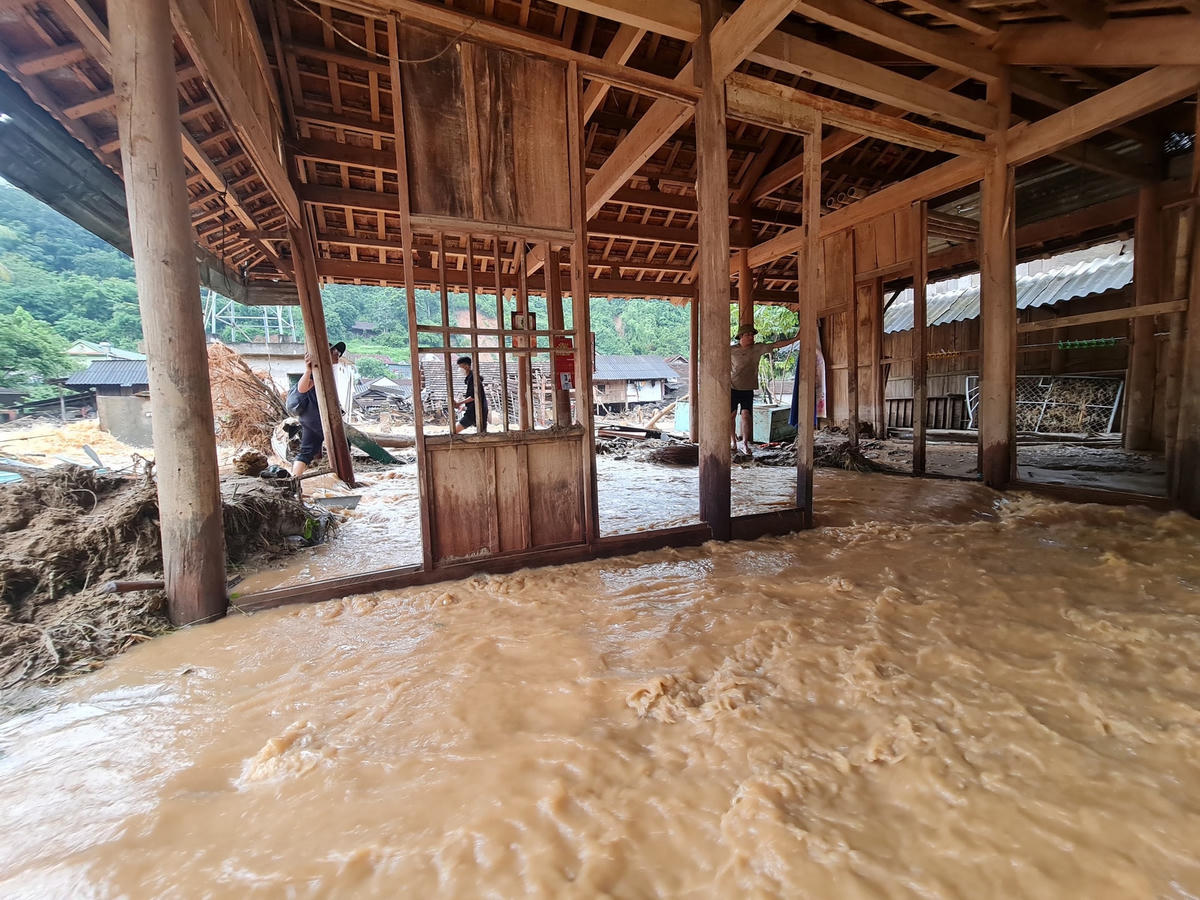 Một căn nhà sàn bị cơn lũ ‘khoắng” hết tài sản, còn trơ trọi mỗi bộ khung.
