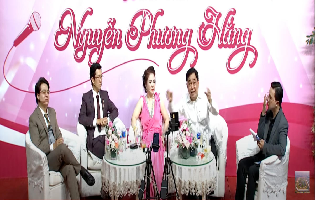 Bà Nguyễn Phương Hằng (ngồi giữa) trong một buổi livestream.