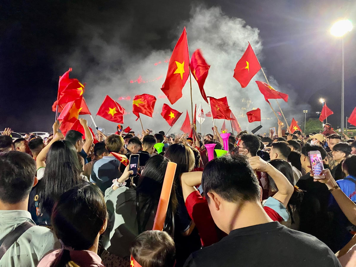 Hàng nghìn người dân tập trung tại Quảng trường 31-10 để theo dõi trận đấu và ăn mừng chiến thắng của U23 Việt Nam.