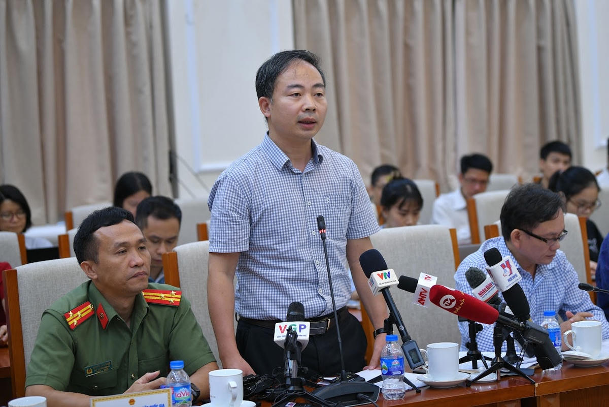 Ông Nguyễn Ngọc Hà – Trưởng Ban đề thi trả lời báo chí tại buổi họp báo.