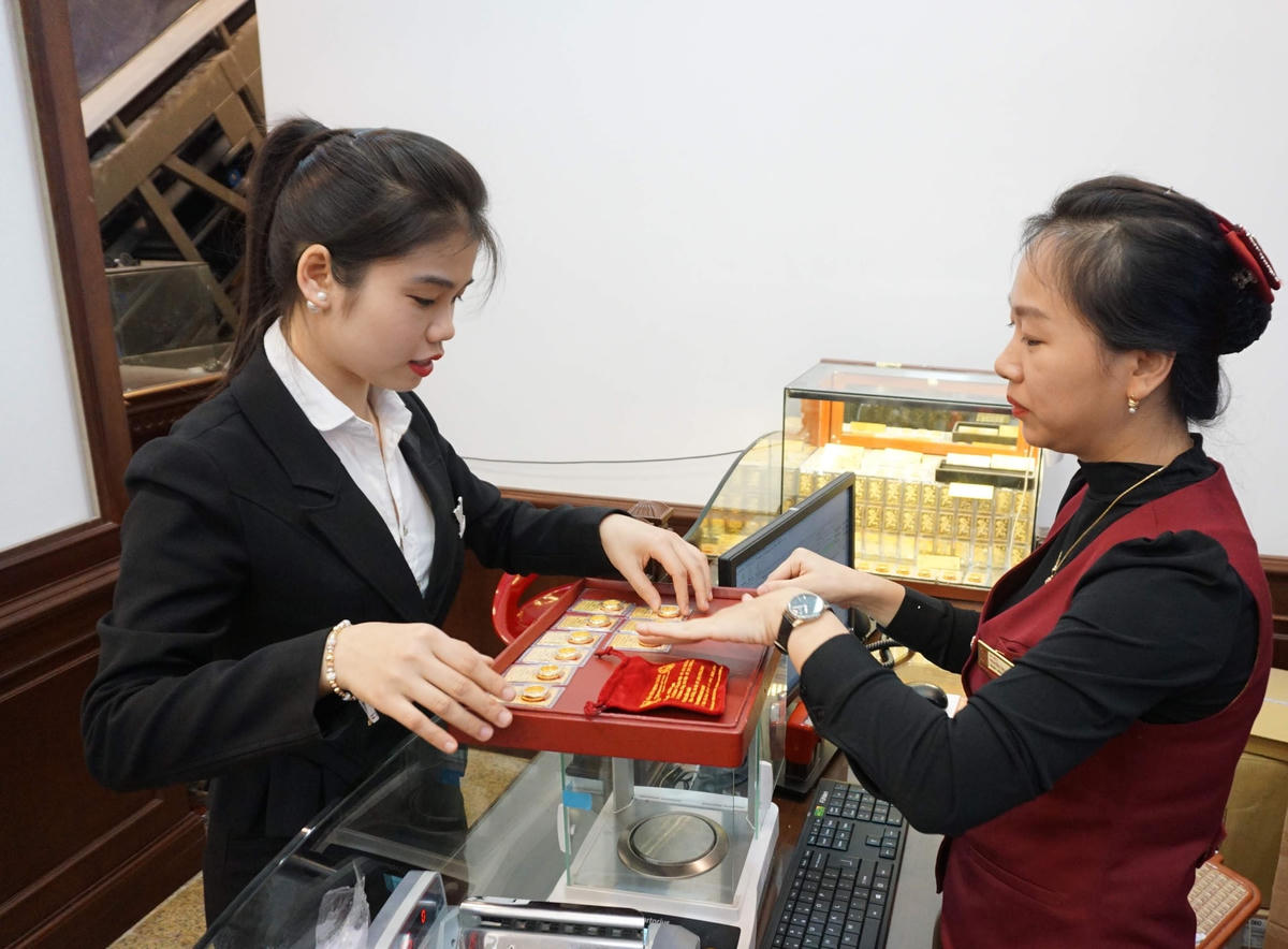 Giá vàng trong nước tuần qua tăng nhẹ. Ảnh: Quang Vinh