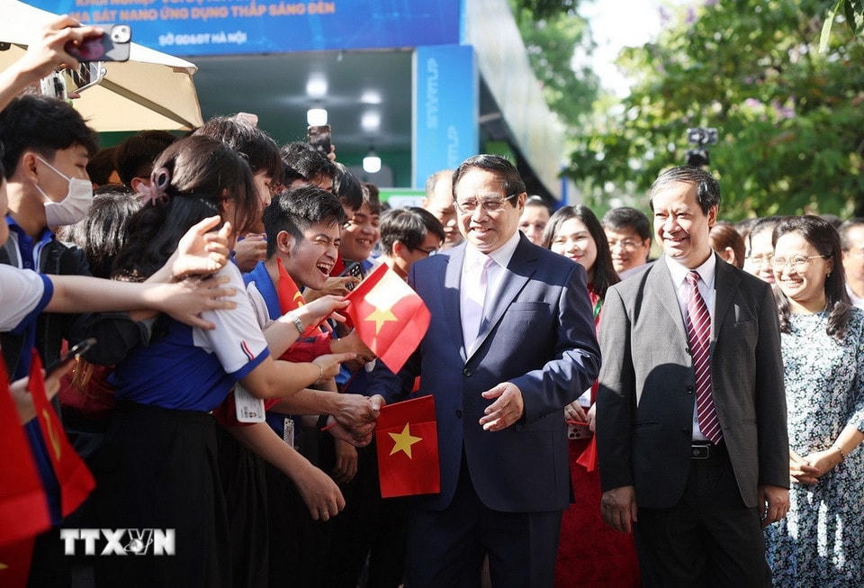 Thủ tướng Phạm Minh Chính với học sinh, sinh viên tham dự Ngày hội Khởi nghiệp quốc gia của học sinh, sinh viên lần thứ 7. (Ảnh: Dương Giang/TTXVN)
