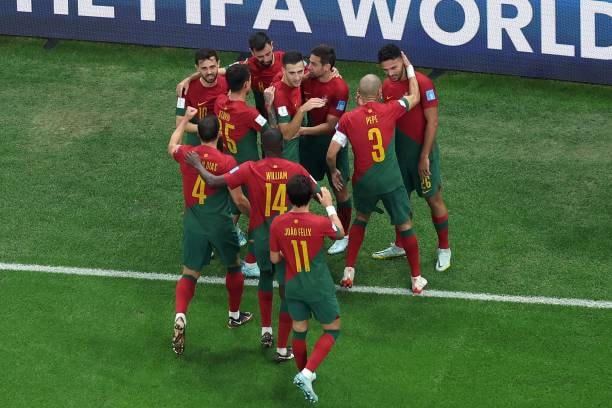 Gomes hoàn tất ngày thi đấu chói sáng với hattrick có được ăn mừng cùng các đồng đội.