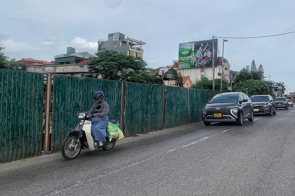"Quận Tây Hồ, Sở Giao thông Vận tải đã làm việc với chúng tôi, công trình đang tạm dừng để đánh giá, khắc phục tình trạng nứt mặt đường Âu Cơ", vị lãnh đạo Ban quản lý dự án cho hay.