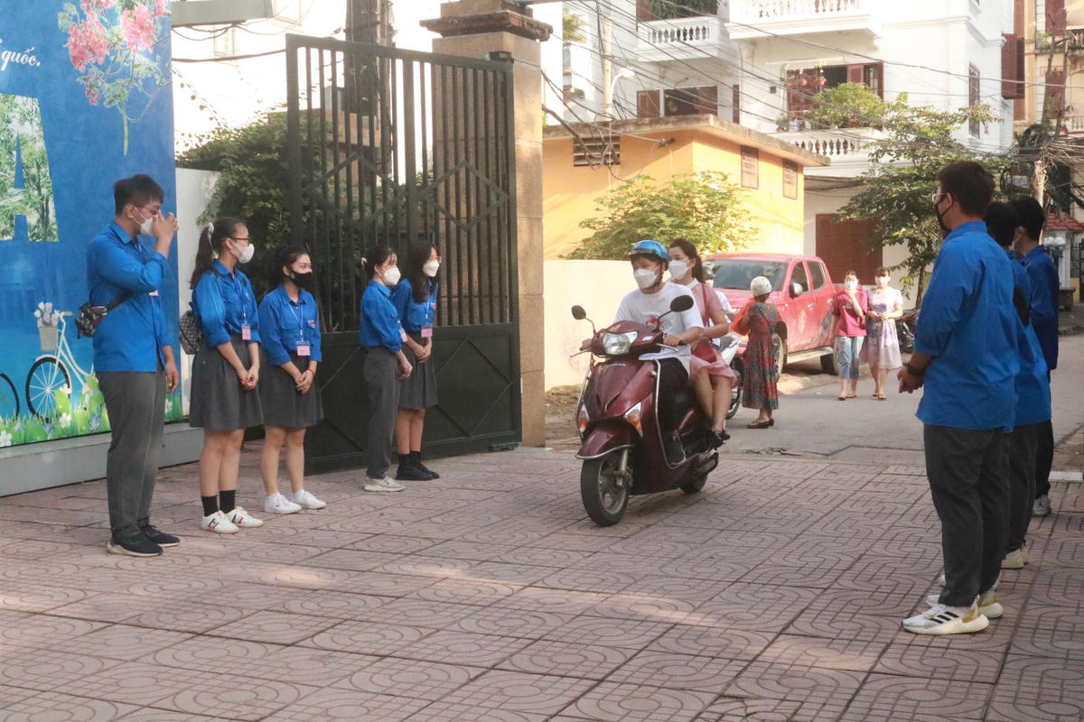 Phụ huynh, học sinh Hà Nội rộn ràng trong ngày làm thủ tục nhập học vào lớp 10