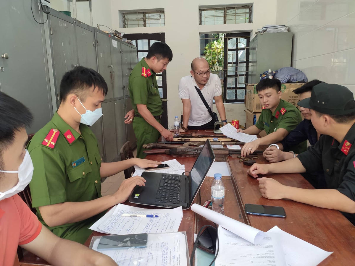 Cơ quan công an thu giữ nhiều khẩu súng của đối tượng Bảy.