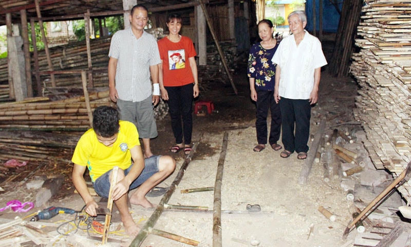 Ban Công tác Mặt trận khu phố Y Na (phường Kinh Bắc, TP Bắc Ninh) thăm mô hình nông dân sản xuất kinh doanh giỏi. Ảnh: Mai Phương.