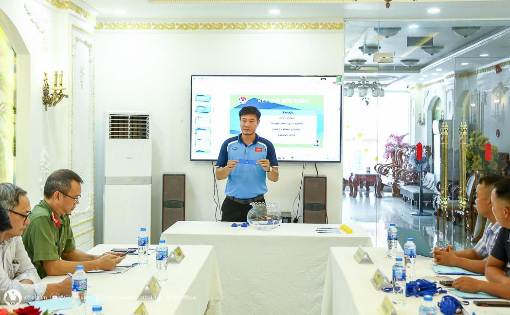 BTC tiến hành bốc thăm xếp lịch cho 5 đội tham dự giải. Ảnh: VFF.