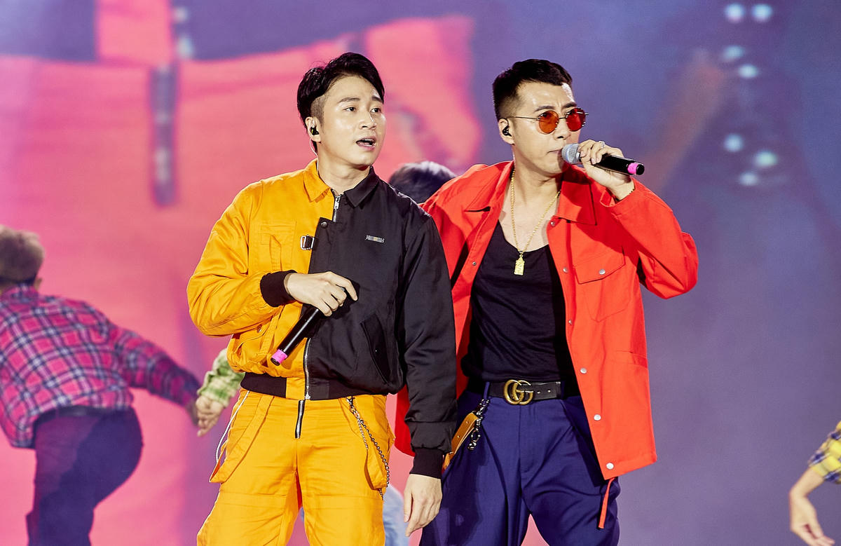 Các nghệ sĩ biểu diễn trong Đại nhạc hội bên sông Hàn đêm 9/7.